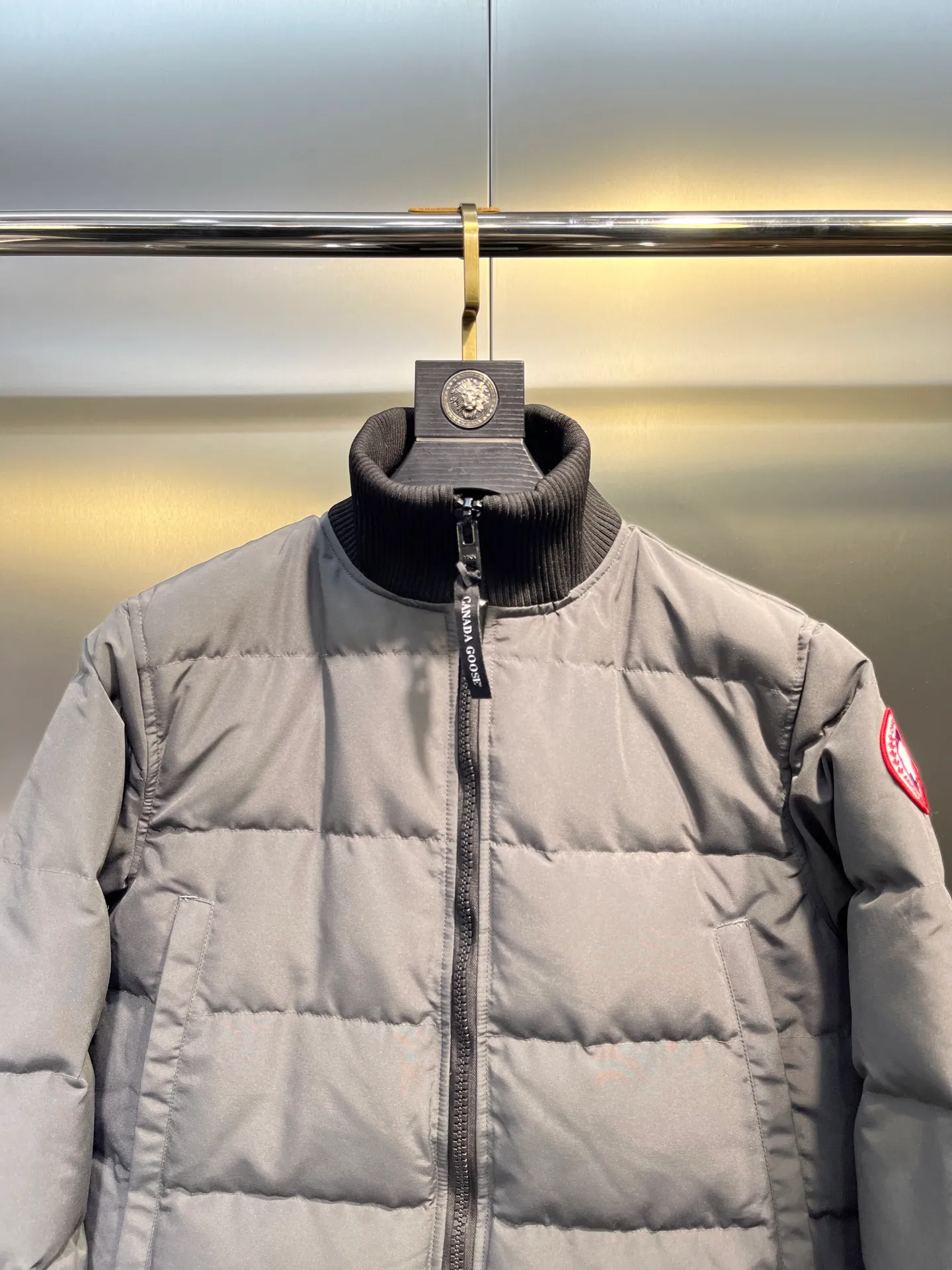 P840 Graphite Gray Ganand Goose⭐️Canada Goose men’s new short style is the most popular autumn and winter item on INS in recent years. More and more people are choosing goose down jackets. Fur collar: wolf hair! Canada Goose super 3D technology waterproof fabric treatment, perfect wind resistance, cold resistance, and high temperature resistance! Built-in plush heat storage to keep warm, heats up quickly and warms up quickly! Personalized design, exquisite workmanship, smooth to the touch and comfortable on the skin. Double-layer windproof cuffs, windproof and frostproof! The pocket design is beautiful and practical. The Canada Goose down jacket has been the most popular thermal suit in the world in the past two years. It has far surpassed the down jackets in the Mengkou Kingdom. At the same time, the style is classic and never goes out of style. Don’t be afraid of this cold winter, all you need is a Canada Goose down jacket. Item number: 42 styles Size: S-3XL